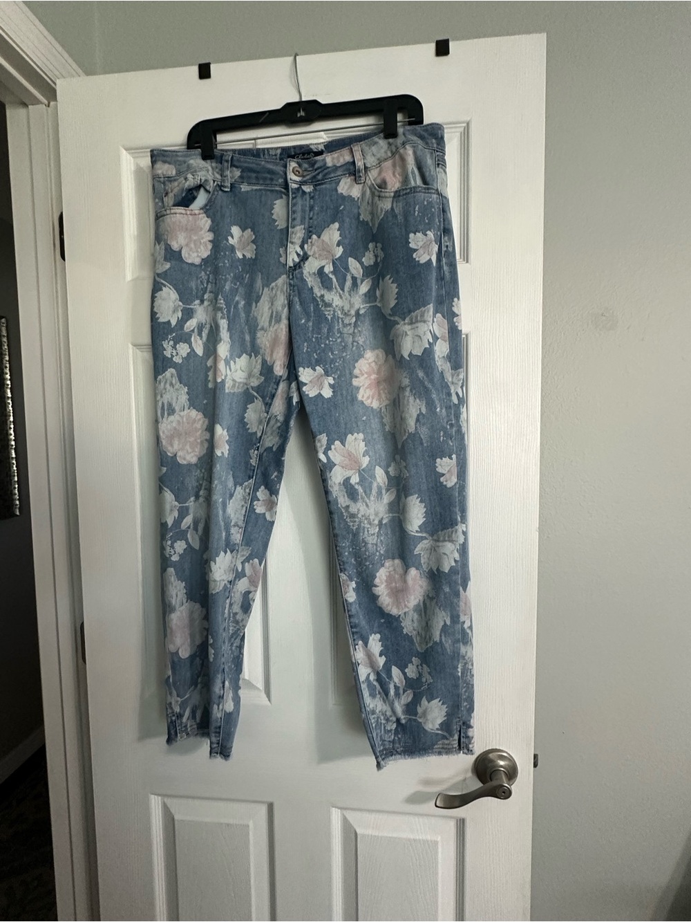 CHARLIE B Floral Light Blue Cropped Jeans